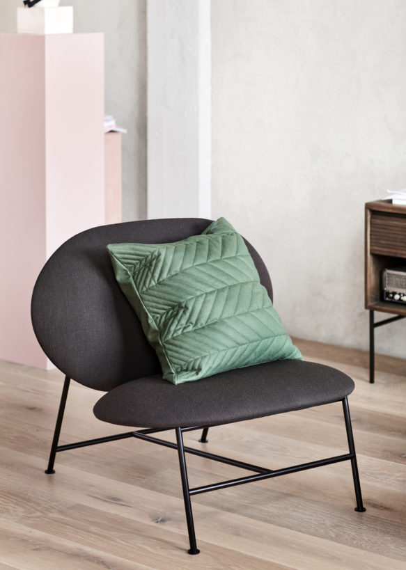 Oblong_lounge_chair_dark-grey_with_Case-Northern_Photo_Chris_-Tonnesen-Low-res-1-583x819